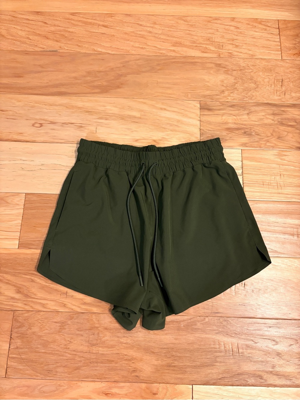Athleta Women’s Crossroads Olive Green Athletic Shorts Size Small